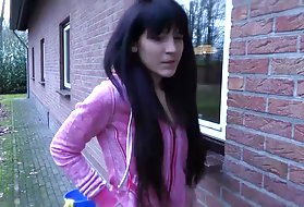 Der Freund meiner Mutter schläft, ich möchte, dass er meine Muschi fickt