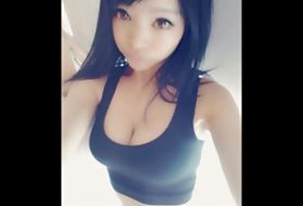Die hübsche Blondine fickt nur ihre beiden Cousins