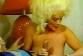 Michelle B genießt zwei Schwänze für sich