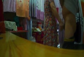 Junge und Anfängerpaare melden sich für eine Swingerorgie an