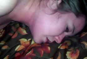 Ihre Cousine lässt Sie sehen, wie sie vor dem Spiegel masturbiert