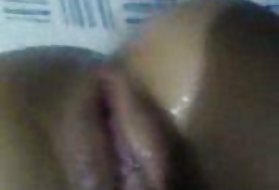 Busty Amateur masturbiert im Badezimmer