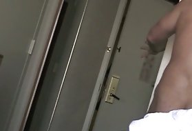 Schleicht sich in das Haus des Nachbarn ein, um ein gutes Pulver zu treffen