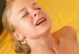Die Mutter fängt sie mit einem Puder und wie sie jubelt ..