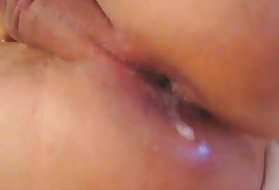 Der Teenager masturbiert hart und saugt ihren Großvater