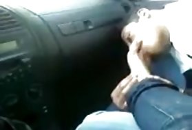 Sehr geile Transe wichst auf der Couch