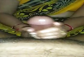Brünette mit einem riesigen Arsch masturbiert vor der Webcam XXX