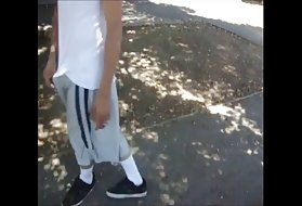 Blond Macizo mit Tätowierungen wird in einem Interview gefickt