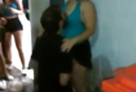 Selbstgebastelter Sex, zwei Freundinnen zu meiner Hündin ficken