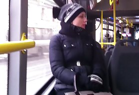 In der Halle des Hotels öffnet sie ihre Beine und lässt uns ihre Muschi sehen