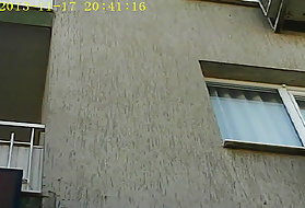 Das arme blonde Mädchen, zierlich durchgefickt, wird das Schwarze tragen