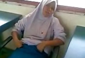 Dieses junge Mädchen wird in diesem Pornocasting ihren Arsch aufmachen