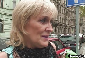Die Großmutter zieht ihre Stiefel nicht aus oder wenn sie Puder wirft