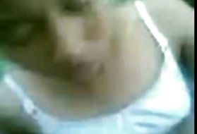 Was für ein geiler Kerl kommt, wenn er Porno-Videos auf seinem Handy betrachtet
