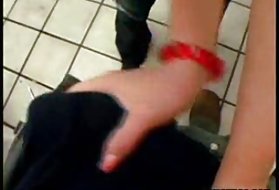 Teilen Sie eine Freundin mit der Schlampe seiner Freundin: Was für ein Krankhaftes